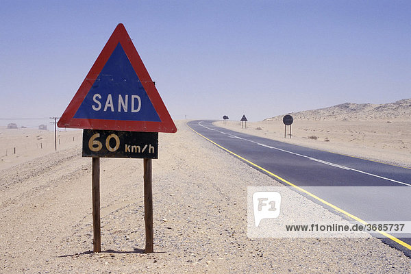 Schild mit Aufschrift Sand in Namibia