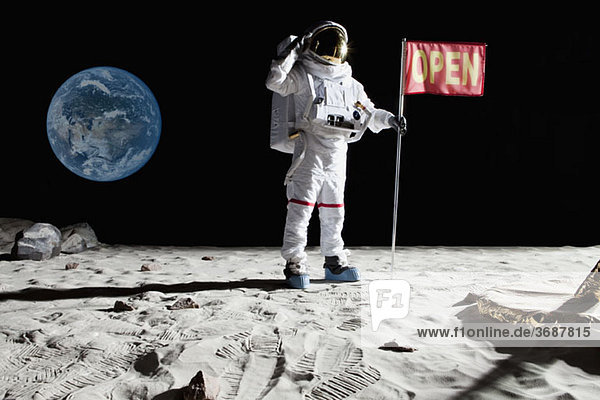 Ein Astronaut auf dem Mond salutiert neben einer Fahne mit OPEN.