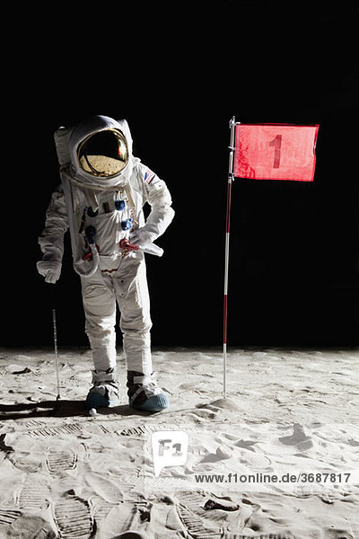 Ein Astronaut auf dem Mond steht neben der Flagge Nummer 1.