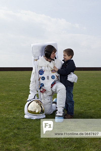 Ein Astronaut und ein kleiner Junge
