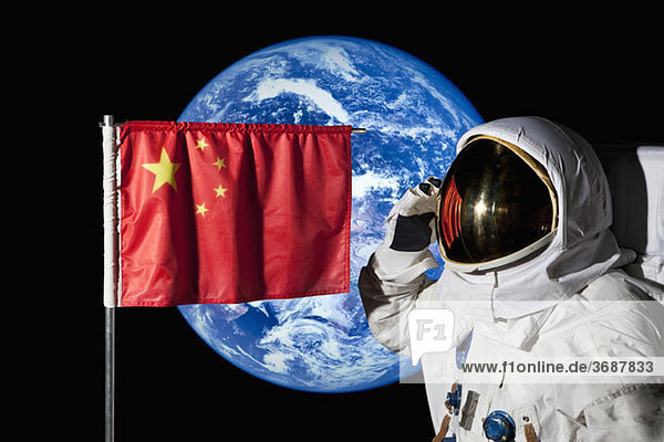 Ein Astronaut grüßt eine chinesische Flagge mit der Erde im Hintergrund.