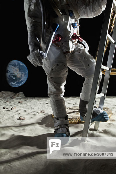 Ein Astronaut  der die Leiter einer Mondlandefähre auf dem Mond erklimmt.