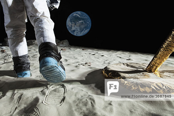 Ein Astronaut auf dem Mond  Rückansicht  niedriger Abschnitt