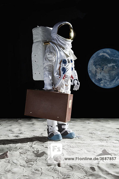 Ein Astronaut auf dem Mond  der einen Koffer trägt.