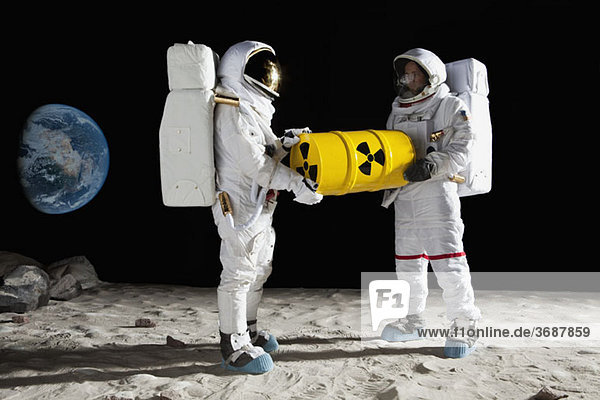 Zwei Astronauten auf der Mondoberfläche  die eine Trommel aus giftigem Material tragen.
