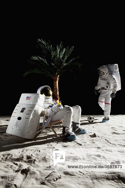 Zwei Astronauten auf dem Mond genießen ihre Freizeit