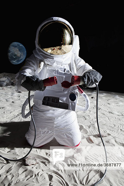 Ein Astronaut auf dem Mond verbindet zwei Kabel.
