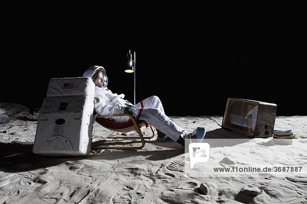 Ein Astronaut auf dem Mond beim Fernsehen