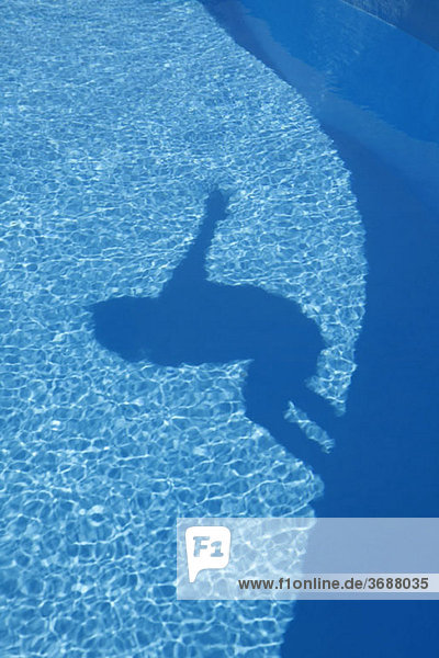 Schatten einer Person  die in ein Schwimmbad springt