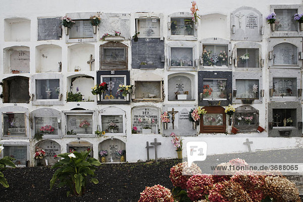 Gestapelte Gräber auf einem Friedhof