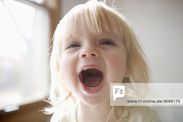 Porträt eines jungen Mädchens beim Lachen