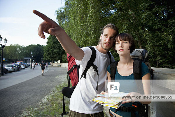 Ein junges Backpacker-Paar auf dem Stadtplan