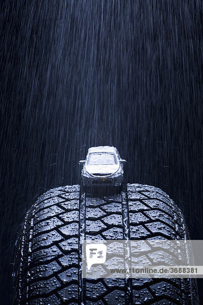 Detail des Regens auf einem Spielzeugauto auf einem Reifen