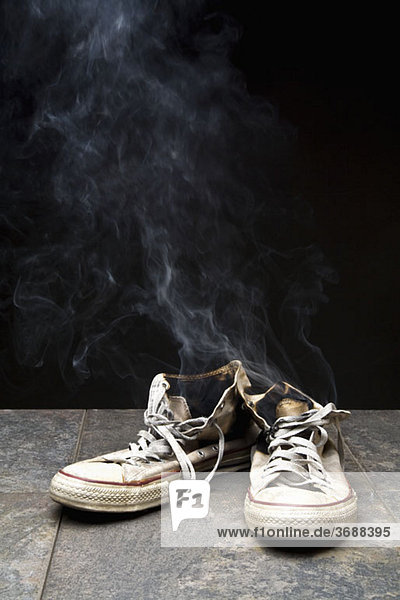 Rauch von verbrannten Leinenschuhen