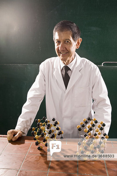 Ein Chemielehrer mit zwei Molekülstrukturmodellen