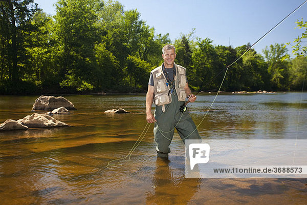 Portrait eines Mannes beim Fliegenfischen in einem Fluss  North Carolina  USA