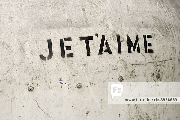 JE T'AIME schabloniert an einer Wand