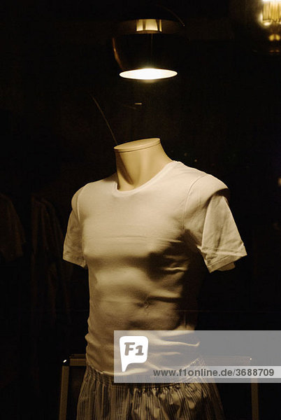 Eine Schaufensterpuppe in Boxershorts und einem T-Shirt.