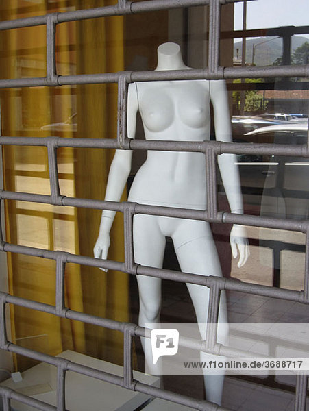 Eine nackte Puppe im Schaufenster