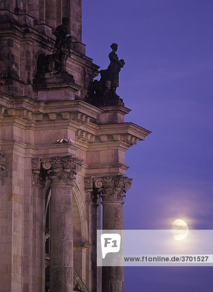 Reichstag mit aufgehendem Mond  Berlin  Deutschland