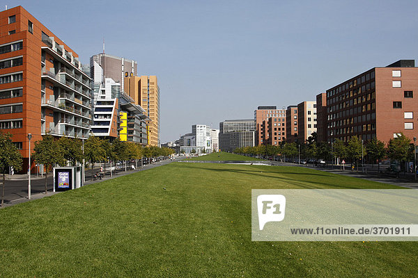 Die Linkstraße am Potsdamer Platz mit Gebäuden von DaimlerChrysler  Berlin  Deutschland  Europa