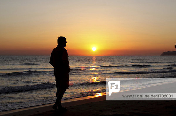 Mann am Strand bei Sonnenaufgang  Stalis  Kreta  Griechenland  Europa