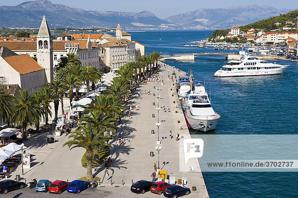 Blick auf die Uferpromenade vom Festungsturm des Kastell Karmelengo  Trogir  Zentraldalmatien  Kroatien  Europa