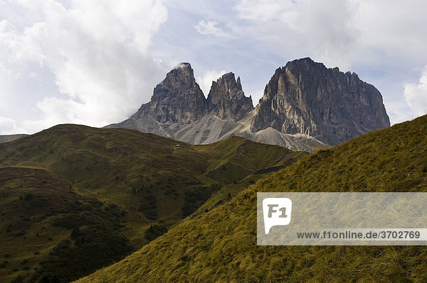 Blick auf die Südseite von Plattkofel und Langkofel vom Sella-Joch  Dolomiten  Südtirol  Italien  Europa