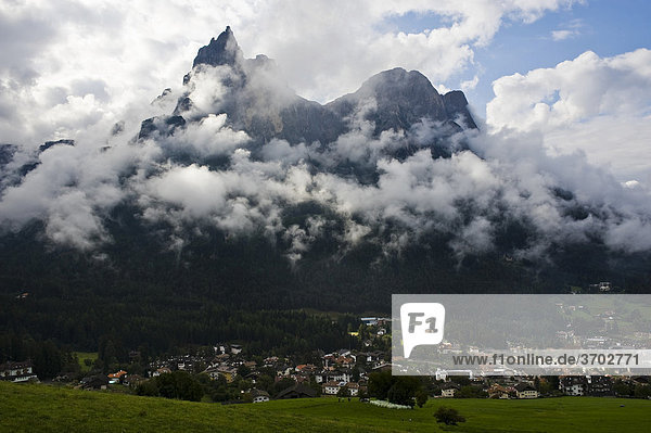 Blick auf den wolkenverhangenen Schlern  an seinem Fuß liegt die Ortschaft Seis  Dolomiten  Südtirol  Italien  Europa
