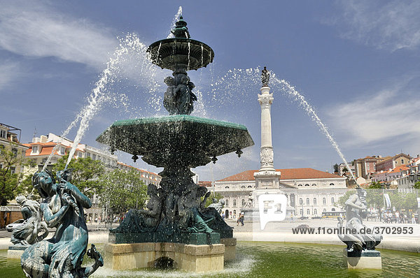 Bronzespringbrunnen und Statue von König Pedro IV auf dem Platz Praca Rossio  Stadtteil Baixa  Lissabon  Portugal  Europa
