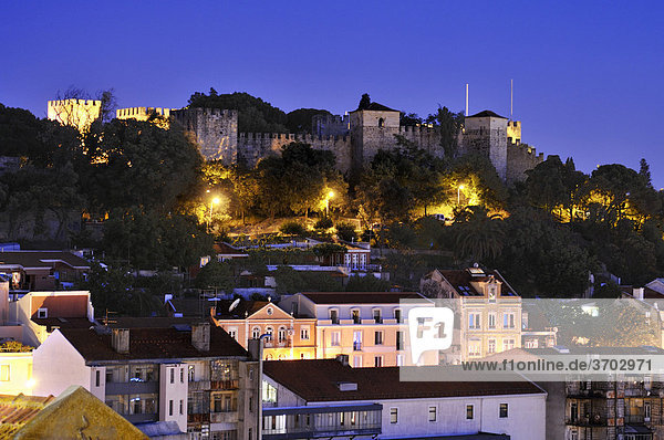 Blick auf die ursprünglich maurische Burg Castelo de Sao Jorge bei Nacht  Lissabon  Portugal  Europa