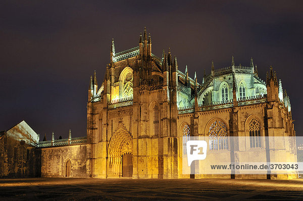 Dominikaner-Kloster Mosteiro de Santa Maria da Vitoria bei Nacht  UNESCO-Welterbe  Batalha  Portugal  Europa