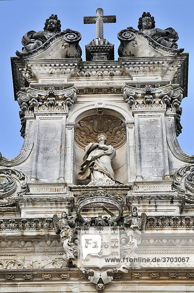 Detail der Fassade über dem Hauptportal der Kirche des Klosters der Heiligen Maria von AlcobaÁa  Mosteiro de Santa Maria de AlcobaÁa  UNESCO-Welterbe  Zisterzienserorden  AlcobaÁa  Estremadura  Portugal  Europa