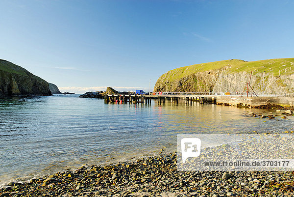 Nordhafen mit Kiesstrand von Fair Isle Shetlands Schottland Großbritannien Europa