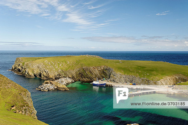 Blick auf den North Haven mit der Fähre Good Shepherd IV Fair Isle Shetlands Schottland Großbritannien Europa