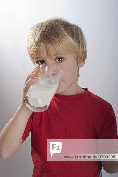 Junge  4-5 Jahre  trinkt Milch aus Glas