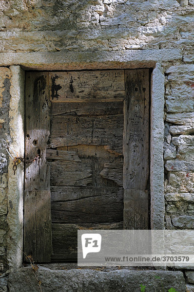 Alte Tür aus Holz in Steingebäude