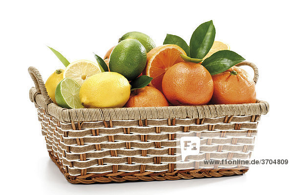 Citrusfrüchte im Bastkorb