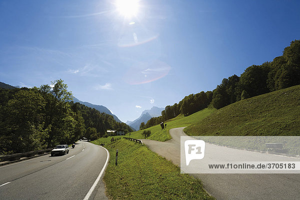 Straße nach Ramsau  Berchtesgaden  Watzmann  Oberbayern  Bayern  Deutschland  Europa