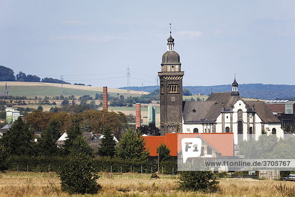 Fernaufnahme auf die Pfarrkirche St. Dionysius in Kruft  Landkreis Mayen-Koblenz  Rheinland-Pfalz  Deutschland  Europa