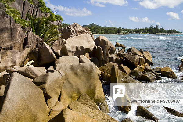 Granitfelsen am Meer  Insel La Digue  Seychellen  Afrika  Indischer Ozean