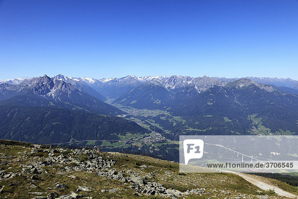 Blick vom Patscherkofel über Stubaital und Europabrücke  Stubaier Alpen  Tirol  Österreich  Europa