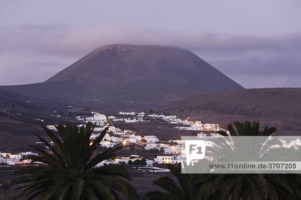 M·guez mit Vulkan Monte Corona  Lanzarote  Kanarische Inseln  Kanaren  Spanien  Europa
