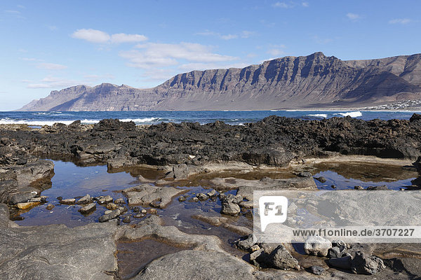 Risco de Famara Blick von Caleta de Famara Lanzarote Kanarische Inseln Kanaren Spanien Europa