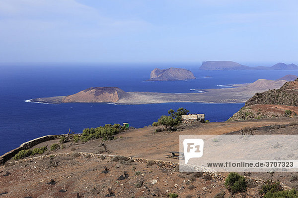 Blick von Risco de Famara Mirador del Bosquecillo hinten Inseln La Graciosa MontaÒa Clara und Alegranza Lanzarote Kanaren Kanarische Inseln Spanien Europa