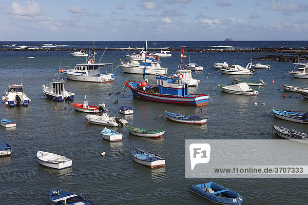 Fischerhafen  rzola  Lanzarote  Kanaren  Kanarische Inseln  Spanien  Europa