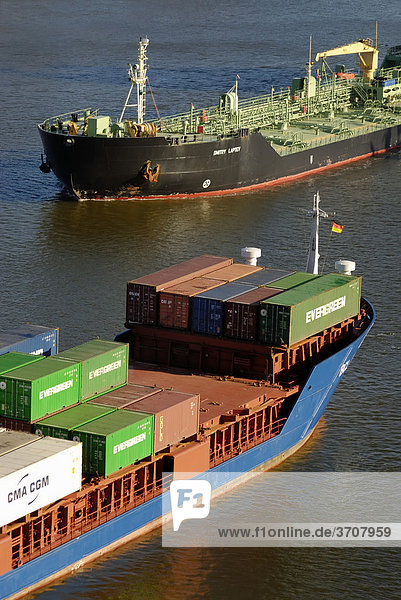 Begegnung eines Containerschiffs und eines Tankers auf dem Nord-Ostsee-Kanal  Kiel  Schleswig-Holstein  Deutschland  Europa