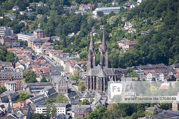 Blick auf Marburg an der Lahn mit der Altstadt  hinten die Elisabethkirche  Marburg  Hessen  Deutschland  Europa