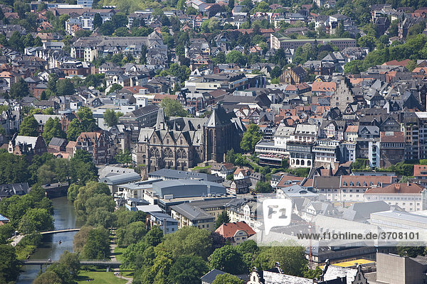 Blick auf Marburg an der Lahn mit der Altstadt  hinten die alte Universität und Universitätskirche  Marburg  Hessen  Deutschland  Europa