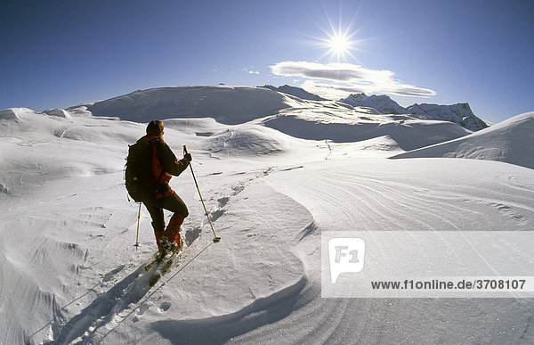Schneeschuhgeherin auf der Sennes-Hochfläche  Naturpark Fanes-Sennes-Prags  Dolomiten  Italien  Europa